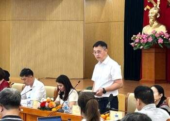 Vietnam mulls increasing ceiling price for domestic flights