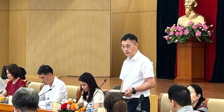 Vietnam mulls increasing ceiling price for domestic flights