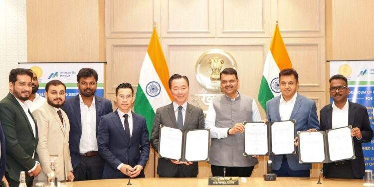 Buổi lễ ký kết còn có sự tham gia của ông Lê Quang Biên (thứ tư từ trái sang), Tổng Lãnh sự Việt Nam tại Mumbai, Ấn Độ và lãnh đạo của Cơ quan Quản lý Đô thị Mumbai, Bộ Công nghiệp và các Bộ ngành khác của bang Maharashtra. Ảnh: Vingroup.