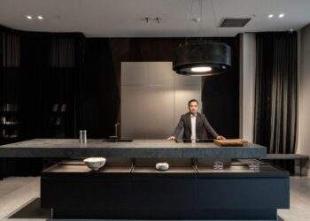 KTS Vương Đạo Hoàng với mẫu bếp +MODO - Thiết kế bếp tiêu biểu của Poggenpohl. Ảnh: EUDS.