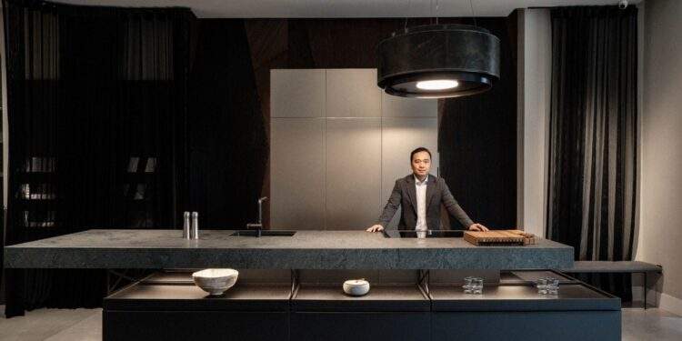 KTS Vương Đạo Hoàng với mẫu bếp +MODO - Thiết kế bếp tiêu biểu của Poggenpohl. Ảnh: EUDS.