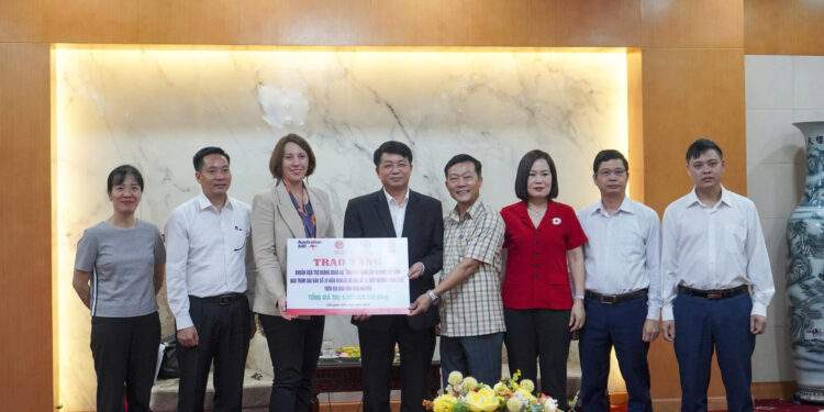 Trao tặng khoản viện trợ không hoàn lại Ứng phó khẩn cấp và phục hồi sớm bao trùm cho Thái Nguyên. Ảnh do UNDP cung cấp. 