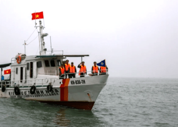 Lực lượng chức năng tỉnh Thanh Hoá tuần tra kiểm soát trên biển