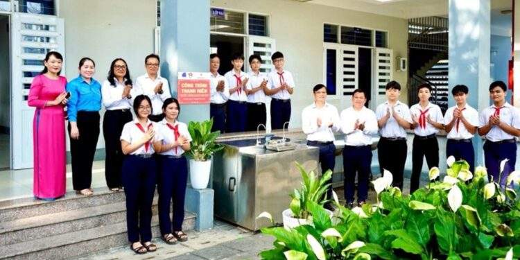 Công ty EPS bàn giao công trình thanh niên 'Nước sạch cho em'