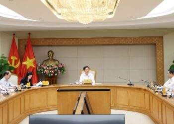 Phó Thủ tướng Hồ Quốc Dũng giao Bộ Nông nghiệp và Môi trường tiến hành đàm phán Hợp đồng mua bán giảm phát thải với Tổ chức tăng cường tài chính lâm nghiệp ngay trong tháng 6/2026, sau khi Nghị định quy định về dịch vụ hấp thụ và lưu giữ carbon của rừng được ban hành. Ảnh: VGP