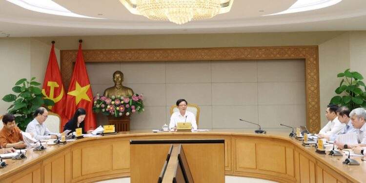 Phó Thủ tướng Hồ Quốc Dũng giao Bộ Nông nghiệp và Môi trường tiến hành đàm phán Hợp đồng mua bán giảm phát thải với Tổ chức tăng cường tài chính lâm nghiệp ngay trong tháng 6/2026, sau khi Nghị định quy định về dịch vụ hấp thụ và lưu giữ carbon của rừng được ban hành. Ảnh: VGP