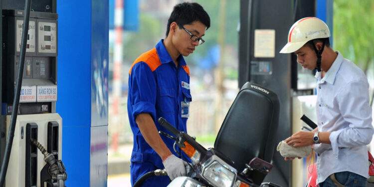 Dầu thế giới tăng nhanh, trong nước duy trì mức thấp