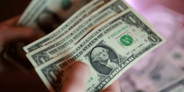 Dollar dips against dong on black market