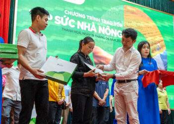 “Tiếp sức nhà nông” của GREENFEED trao vốn vay cho bà con nông dân tại Thanh Hóa. Ảnh: GREENFEED.