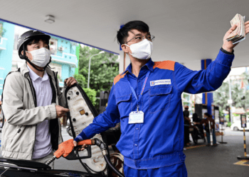 Giá xăng dầu trong nước giảm mạnh, kim ngạch nhập khẩu tăng gần gấp đôi