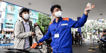 Giá xăng dầu trong nước giảm mạnh, kim ngạch nhập khẩu tăng gần gấp đôi