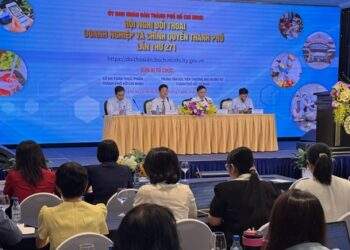 Hàng hóa ùn ứ tại cảng, doanh nghiệp than “chạy khắp nơi vẫn không ai giải quyết”
