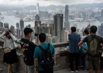 Hong Kong lenders offer gold, Dior beauty services to attract wealthy mainland Chinese investors during ‘golden week’