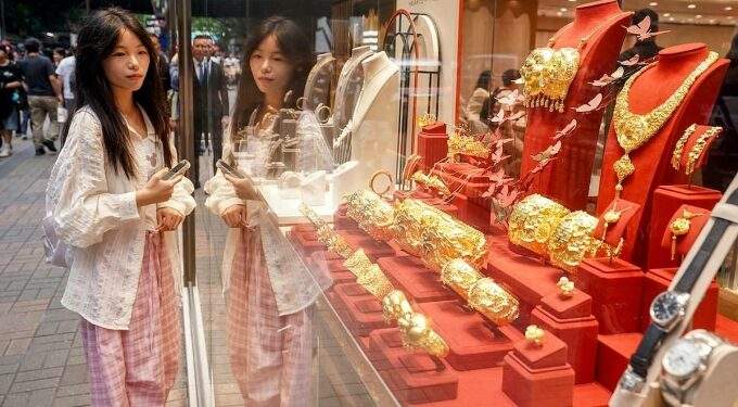 Hong Kong plans to revive gold futures amid rising demand
