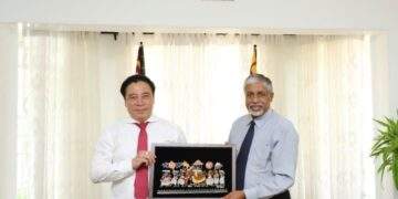 Ngài Sarath B.S Abayakoon, Thống đốc tỉnh Miền Trung Sri Lanka tặng quà lưu niệm cho Chủ tịch UBND thành phố Huế.