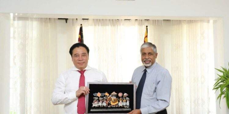 Ngài Sarath B.S Abayakoon, Thống đốc tỉnh Miền Trung Sri Lanka tặng quà lưu niệm cho Chủ tịch UBND thành phố Huế.