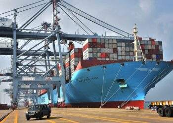 Khoảnh khắc Việt Nam lần đầu tiên đón siêu tàu container lớn nhất thế giới, dài gấp 5 lần máy bay Airbus A380 cập cảng