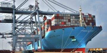 Khoảnh khắc Việt Nam lần đầu tiên đón siêu tàu container lớn nhất thế giới, dài gấp 5 lần máy bay Airbus A380 cập cảng