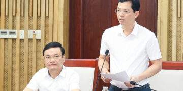 Giám đốc Sở Tài chính Nghệ An Trịnh Thanh Hải báo cáo tình hình thực hiện và giải ngân kế hoạch đầu tư công 4 tháng đầu năm tại hội nghị trực tuyến toàn tỉnh 