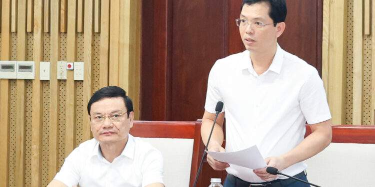 Giám đốc Sở Tài chính Nghệ An Trịnh Thanh Hải báo cáo tình hình thực hiện và giải ngân kế hoạch đầu tư công 4 tháng đầu năm tại hội nghị trực tuyến toàn tỉnh 