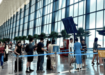Người dân ùn ùn trở lại TPHCM sau lễ, giá vé máy bay từ Hà Nội vào Nam cao ngang dịp Tết