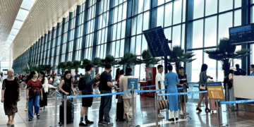 Người dân ùn ùn trở lại TPHCM sau lễ, giá vé máy bay từ Hà Nội vào Nam cao ngang dịp Tết