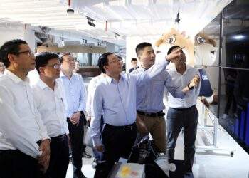 Phó Thủ tướng Hồ Quốc Dũng tham quan trải nghiệm thực tế Mô hình ngôn ngữ lớn KiLM, các trợ lý ảo tiếng Việt - Ảnh: VGP. 