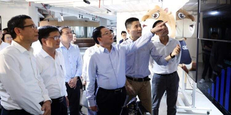 Phó Thủ tướng Hồ Quốc Dũng tham quan trải nghiệm thực tế Mô hình ngôn ngữ lớn KiLM, các trợ lý ảo tiếng Việt - Ảnh: VGP. 