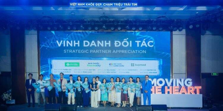 Lễ vinh danh đối tác chiến lược của công ty TNHH Rohto-Mentholatum (Việt Nam). 