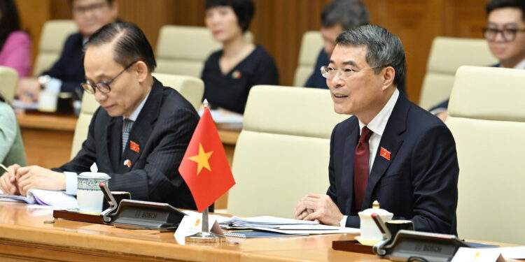 Thủ tướng Lê Minh Hưng chúc mừng những thành tựu quan trọng mà Chính phủ và nhân dân Hàn Quốc đã đạt được trong thời gian qua dưới sự lãnh đạo của Tổng thống Lee Jae Myung, Thủ tướng Lê Minh Hưng bày tỏ tin tưởng Hàn Quốc sẽ sớm hiện thực hóa Tầm nhìn
