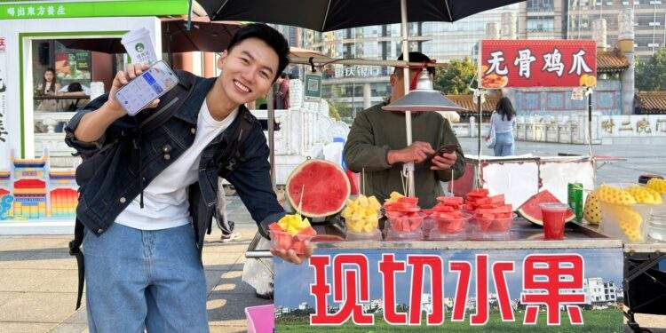 Từ trung tâm thương mại đến gánh hàng rong