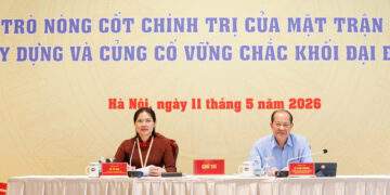 Ủy viên Trung ương Đảng, Phó Chủ tịch - Tổng Thư ký Ủy ban Trung ương Mặt trận Tổ quốc Việt Nam Việt Nam khóa X Hà Thị Nga; Phó Chủ tịch Ủy ban Trung ương Mặt trận Tổ quốc Việt Nam Việt Nam khóa X, Chủ tịch Hội Cựu Chiến binh Việt Nam Bế Xuân Trường chủ trì trung tâm thảo luận số 1.