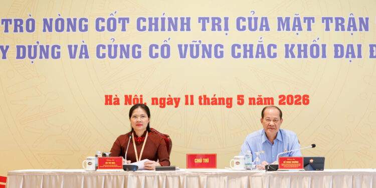 Ủy viên Trung ương Đảng, Phó Chủ tịch - Tổng Thư ký Ủy ban Trung ương Mặt trận Tổ quốc Việt Nam Việt Nam khóa X Hà Thị Nga; Phó Chủ tịch Ủy ban Trung ương Mặt trận Tổ quốc Việt Nam Việt Nam khóa X, Chủ tịch Hội Cựu Chiến binh Việt Nam Bế Xuân Trường chủ trì trung tâm thảo luận số 1.