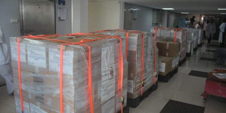Lô hàng 1,1 triệu liều vaccine được đưa ra khỏi kho lạnh. Ảnh: Chu Khôi.