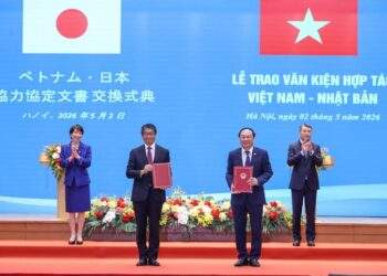 Thủ tướng Lê Minh Hưng và Thủ tướng Takaichi Sanae chứng kiến trao Bản ghi nhớ hợp tác về tăng trưởng carbon thấp giữa Chính phủ nước Việt Nam và Chính phủ Nhật Bản thực hiện cơ chế tín chỉ chung - Ảnh: VGP