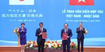 Thủ tướng Lê Minh Hưng và Thủ tướng Takaichi Sanae chứng kiến trao Bản ghi nhớ hợp tác về tăng trưởng carbon thấp giữa Chính phủ nước Việt Nam và Chính phủ Nhật Bản thực hiện cơ chế tín chỉ chung - Ảnh: VGP