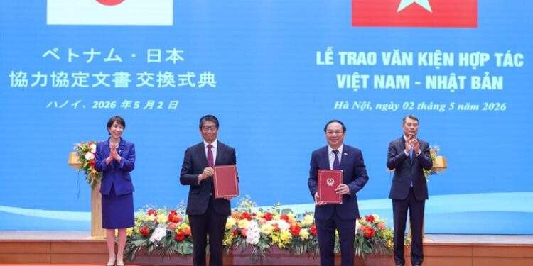 Thủ tướng Lê Minh Hưng và Thủ tướng Takaichi Sanae chứng kiến trao Bản ghi nhớ hợp tác về tăng trưởng carbon thấp giữa Chính phủ nước Việt Nam và Chính phủ Nhật Bản thực hiện cơ chế tín chỉ chung - Ảnh: VGP