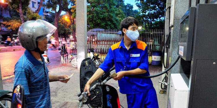 Xăng VN thấp hơn Thái Lan, Campuchia 10.000 đồng/lit