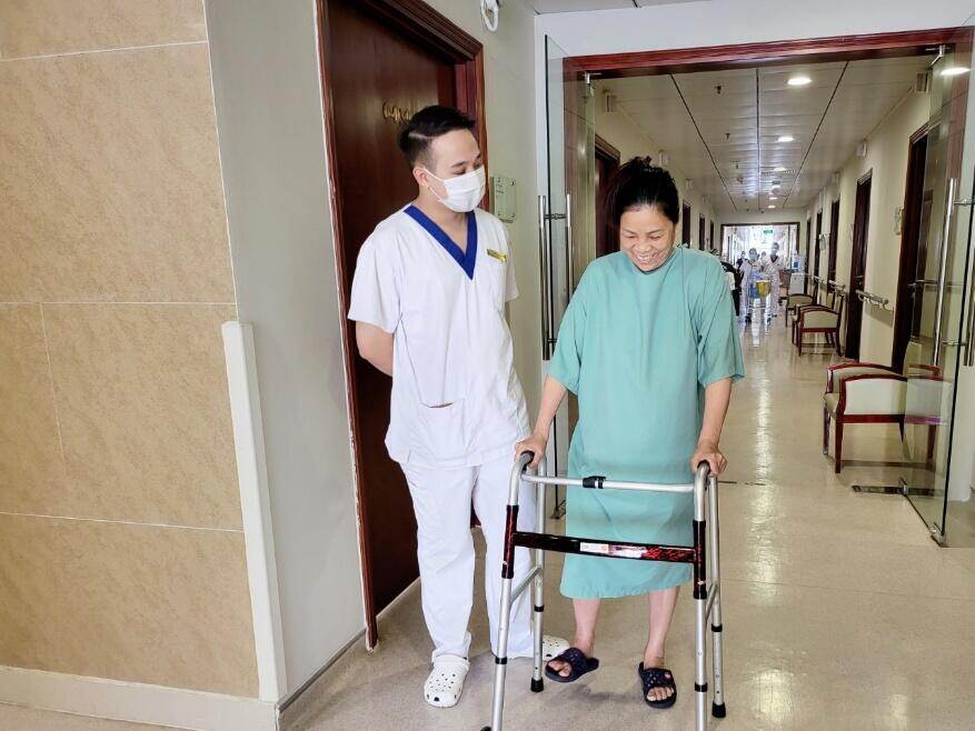 Vinmec: Ứng dụng thành công kỹ thuật “cá thể hóa” thay khớp háng “4 không” - Ảnh 3. Vinmec: Ứng dụng thành công kỹ thuật “cá thể hóa” thay khớp háng “4 không” - Ảnh 3.