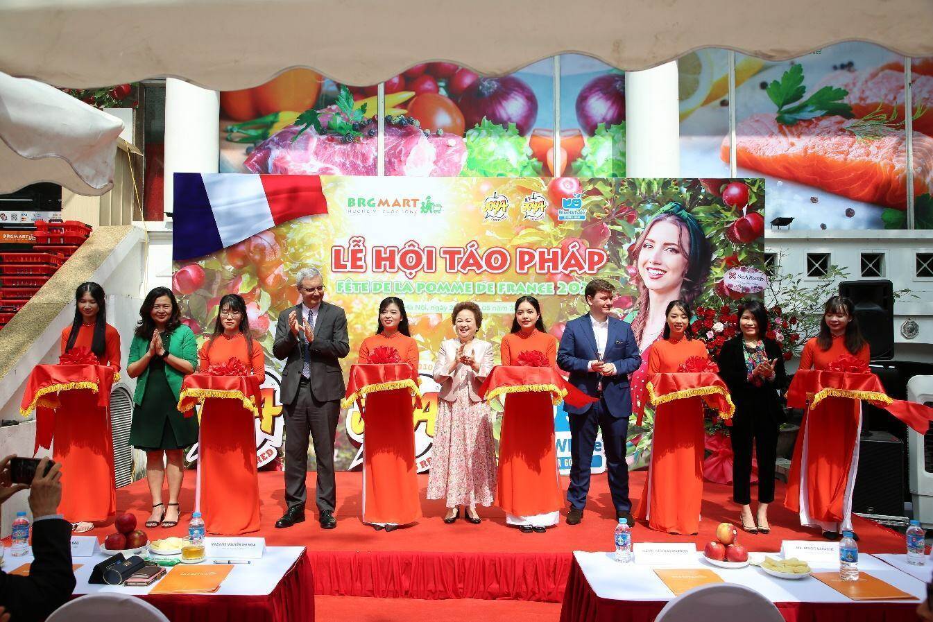 Rộn ràng mua sắm tại “Lễ hội táo Pháp 2023” - Ảnh 1. Rộn ràng mua sắm tại “Lễ hội táo Pháp 2023” - Ảnh 1.