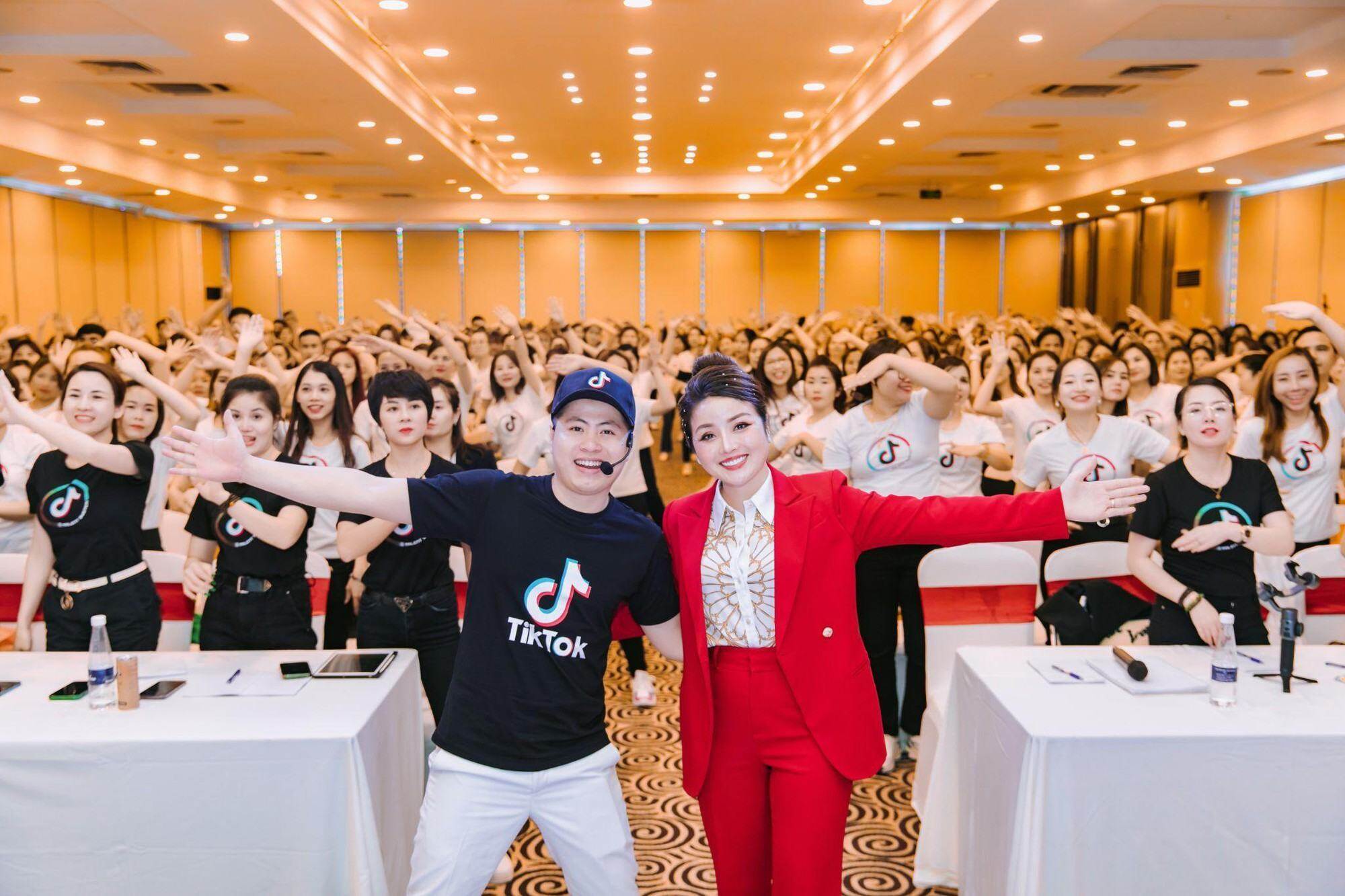 CEO Nguyễn Hiền - Từ nữ CEO bản lĩnh đến người truyền cảm hứng - Ảnh 5. CEO Nguyễn Hiền - Từ nữ CEO bản lĩnh đến người truyền cảm hứng - Ảnh 5.