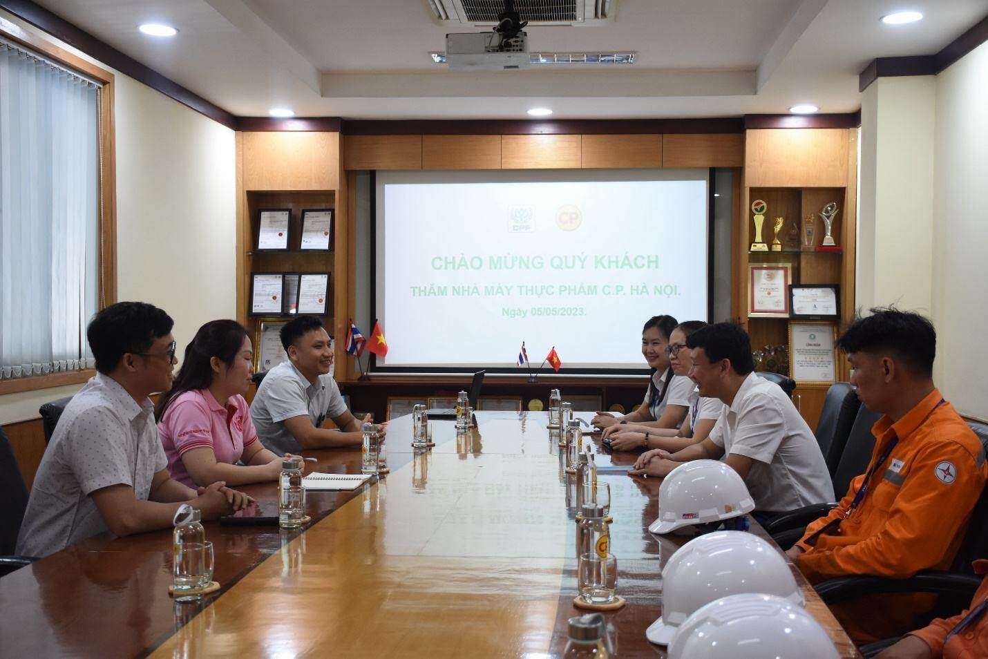Nhiều doanh nghiệp điều chỉnh phụ tải để tiết kiệm điện - Ảnh 2. Nhiều doanh nghiệp điều chỉnh phụ tải để tiết kiệm điện - Ảnh 2.