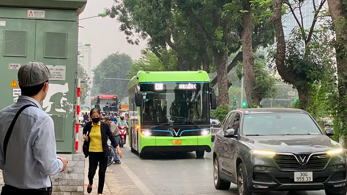 Taxi, xe buýt điện văn minh, không ô nhiễm ngày càng được ưa chuộng - Ảnh 1. Taxi, xe buýt điện văn minh, không ô nhiễm ngày càng được ưa chuộng - Ảnh 1.