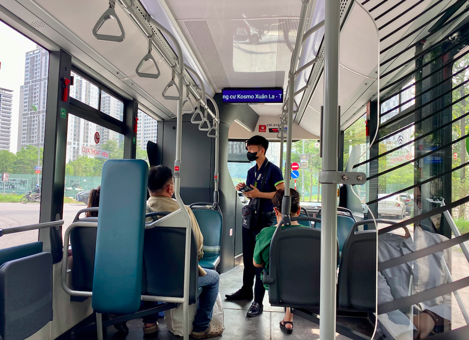 Taxi, xe buýt điện văn minh, không ô nhiễm ngày càng được ưa chuộng - Ảnh 2. Taxi, xe buýt điện văn minh, không ô nhiễm ngày càng được ưa chuộng - Ảnh 2.