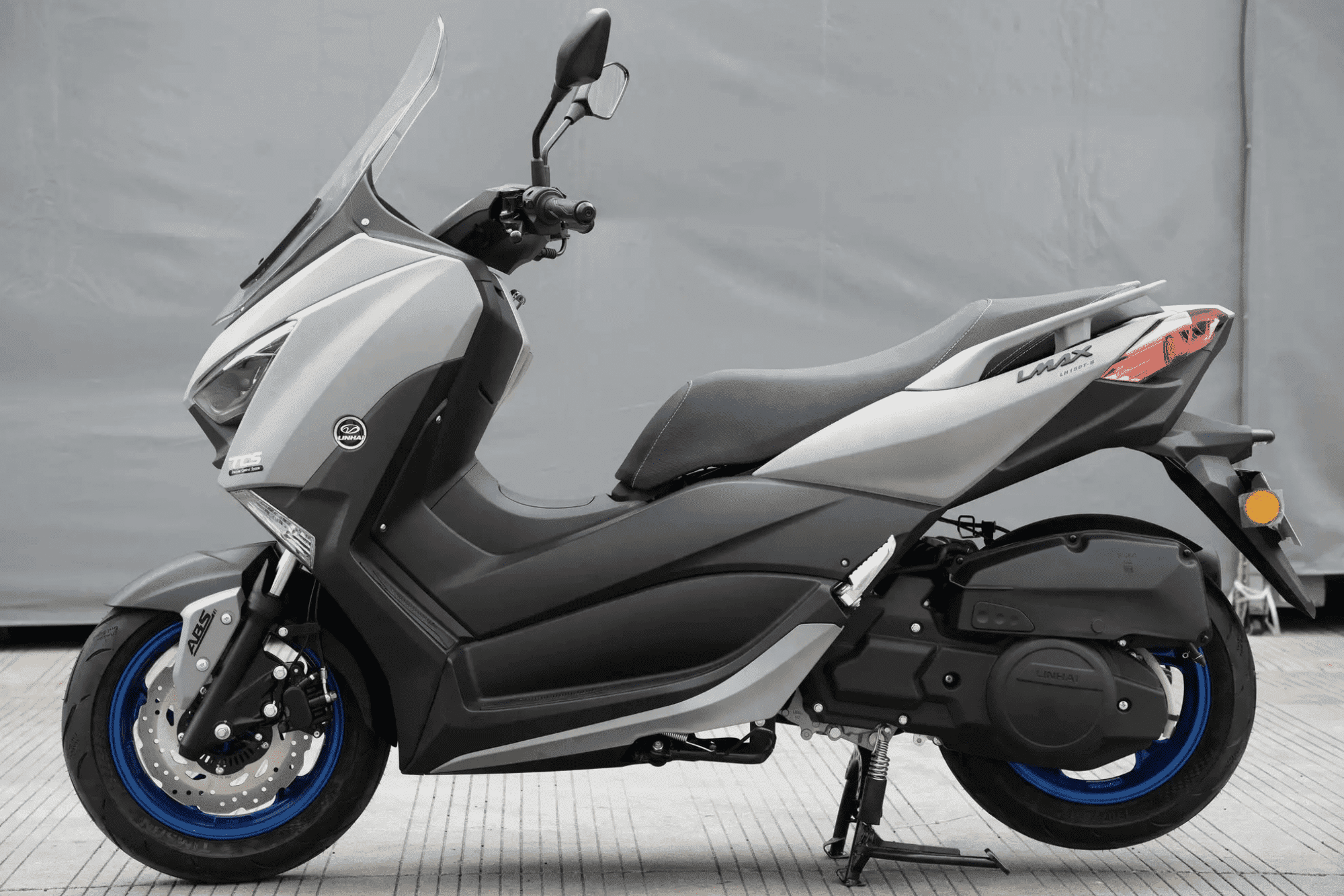 Xe tay ga Trung Quốc giá gần 50 triệu đồng, thiết kế y hệt Yamaha XMAX 250 - Ảnh 3. Xe tay ga Trung Quốc giá gần 50 triệu đồng, thiết kế y hệt Yamaha XMAX 250 - Ảnh 3.