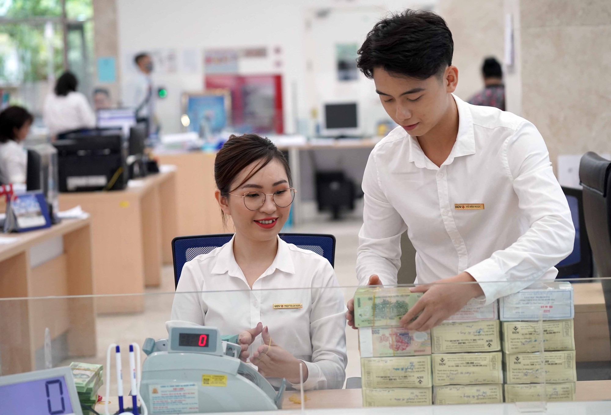 Lãi suất điều hành tiếp tục giảm thêm 0,5%/năm - Ảnh 1. Lãi suất điều hành tiếp tục giảm thêm 0,5%/năm - Ảnh 1.