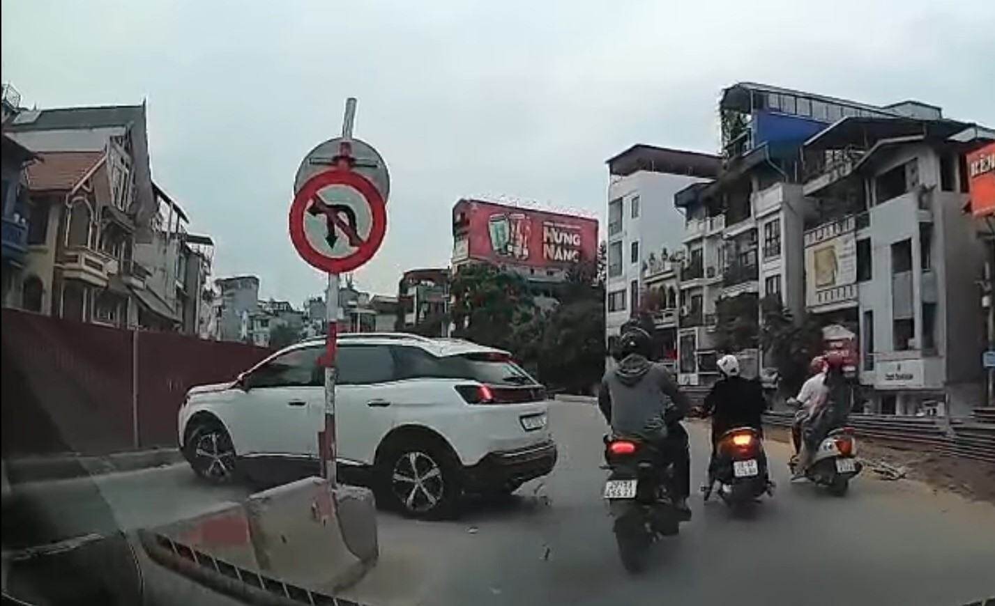 Ô tô con quay đầu ngay dưới biển cấm: Tài xế cố tình ‘ngó lơ’ luật! - Ảnh 2. Ô tô con quay đầu ngay dưới biển cấm: Tài xế cố tình ‘ngó lơ’ luật! - Ảnh 2.