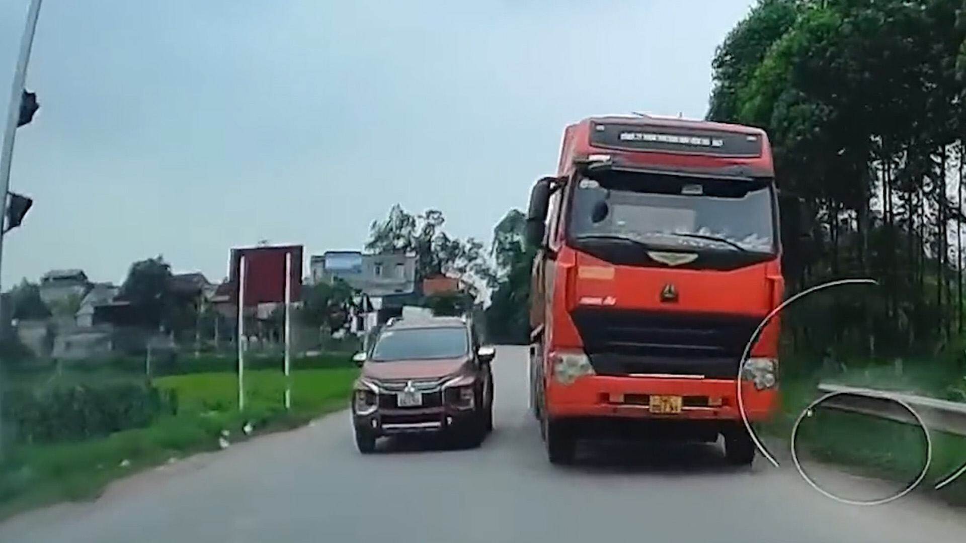 Xe tải chạy ‘cướp làn’ còn thái độ ngang ngược: Đề nghị xử phạt nặng! - Ảnh 2. Xe tải chạy ‘cướp làn’ còn thái độ ngang ngược: Đề nghị xử phạt nặng! - Ảnh 2.